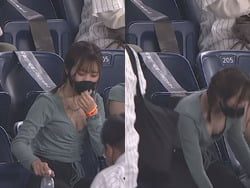 DAZNで野球観戦中の千葉ロッテ巨乳女子が胸チラしてるシーンが映り込む