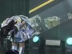 HKT48のアイドルが背面ミラーで斬新なパンチラをしてしまう – みんくちゃんねる